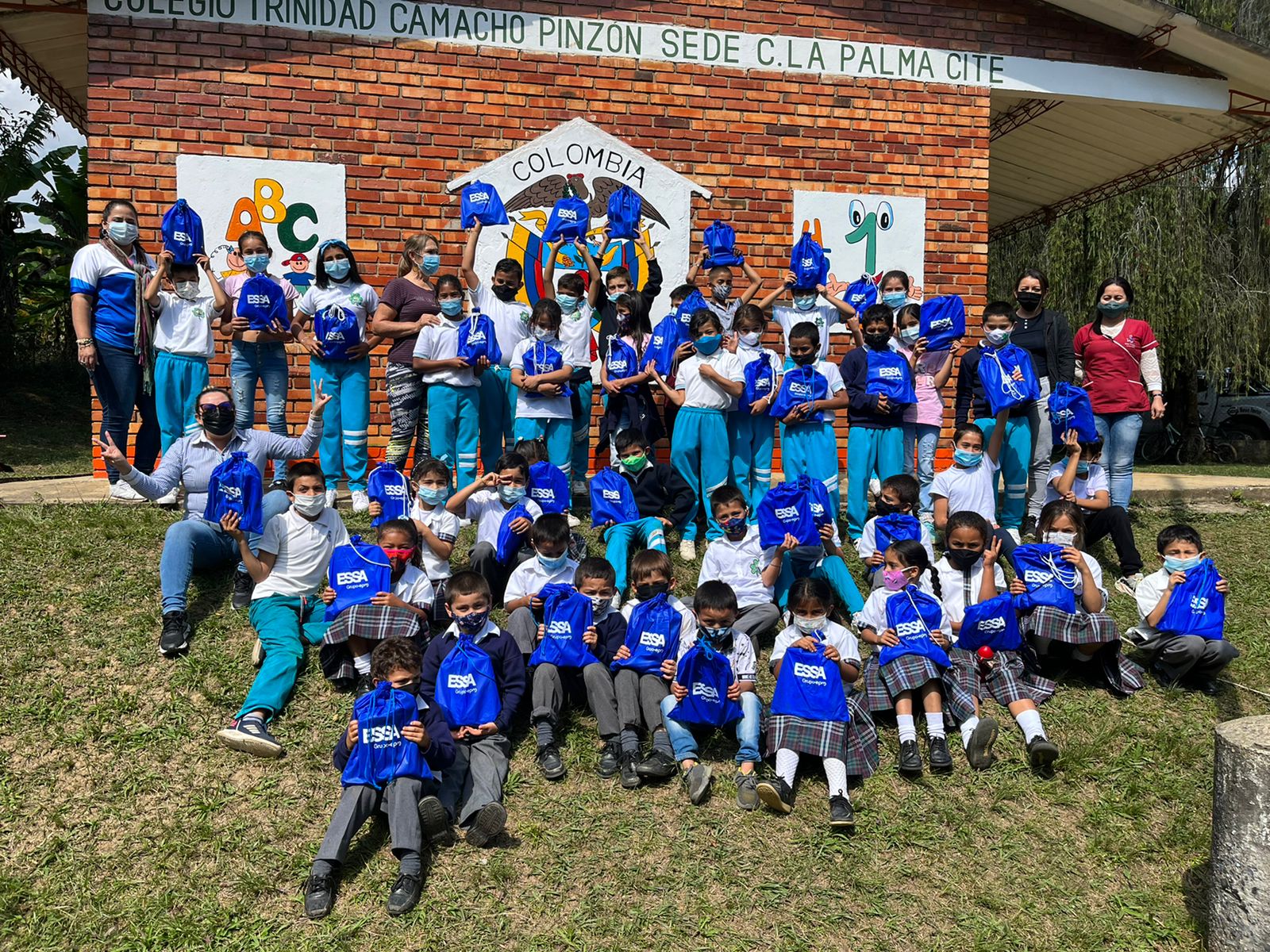 imagen panorámica de niños con marca y gente ESSA imagen panorámica de niños con marca y gente ESSA